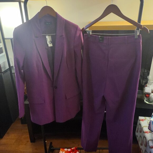 Business suit - Picture 5 of 16